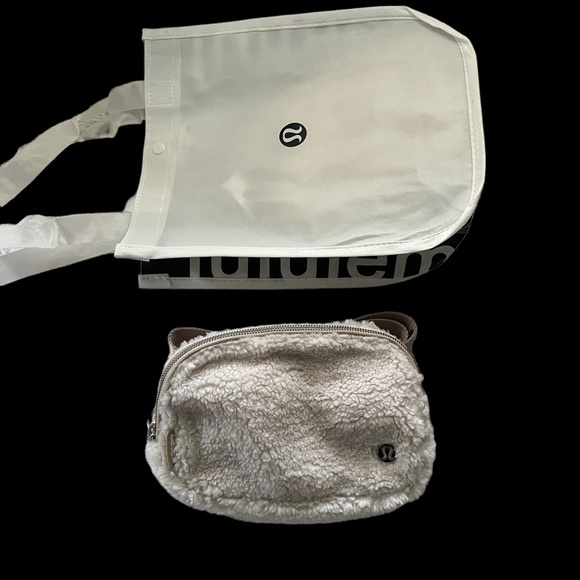 Lululemon Everywhere Fleece Belt Bag. Ivory/Cream. NWT - Picture 2 of 8